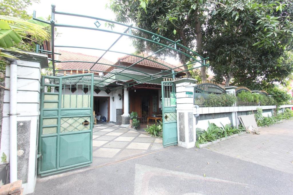uma entrada para uma casa com uma porta verde em OYO Life 93247 Pondok Pariwisata em Mataram