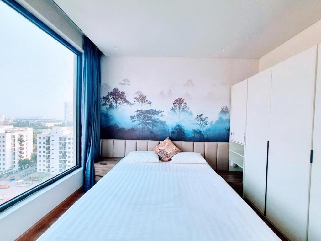 1 dormitorio con 2 camas y ventana grande en Luxury Homestay Hạ Long, en Ha Long