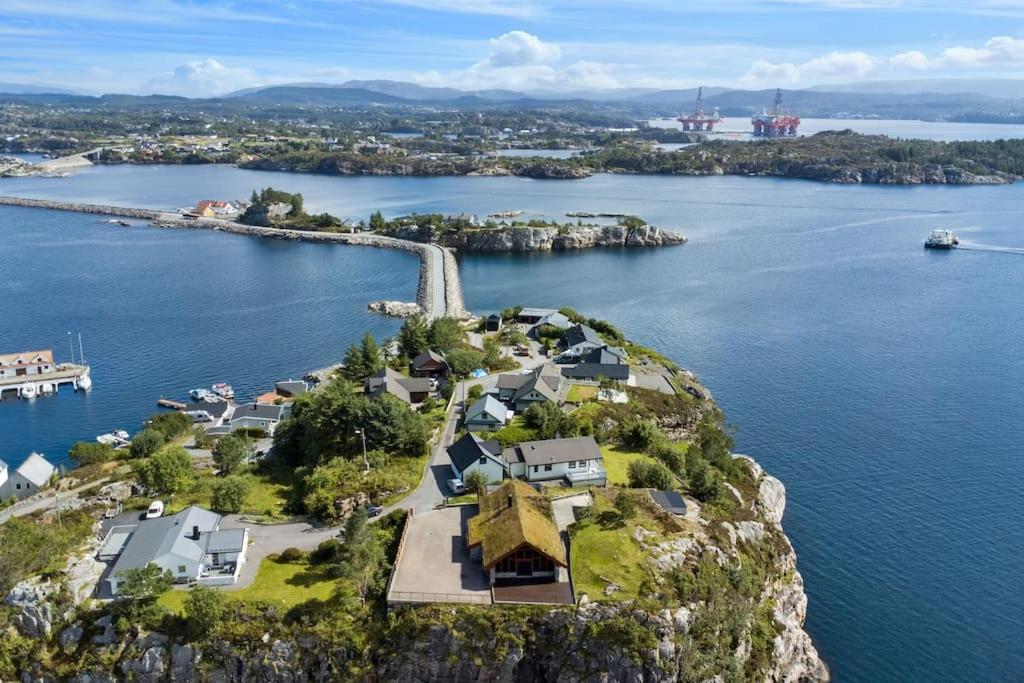 eine Luftansicht einer Insel in einem Wasserkörper in der Unterkunft beautiful villa with seaview and sunny in Askøy