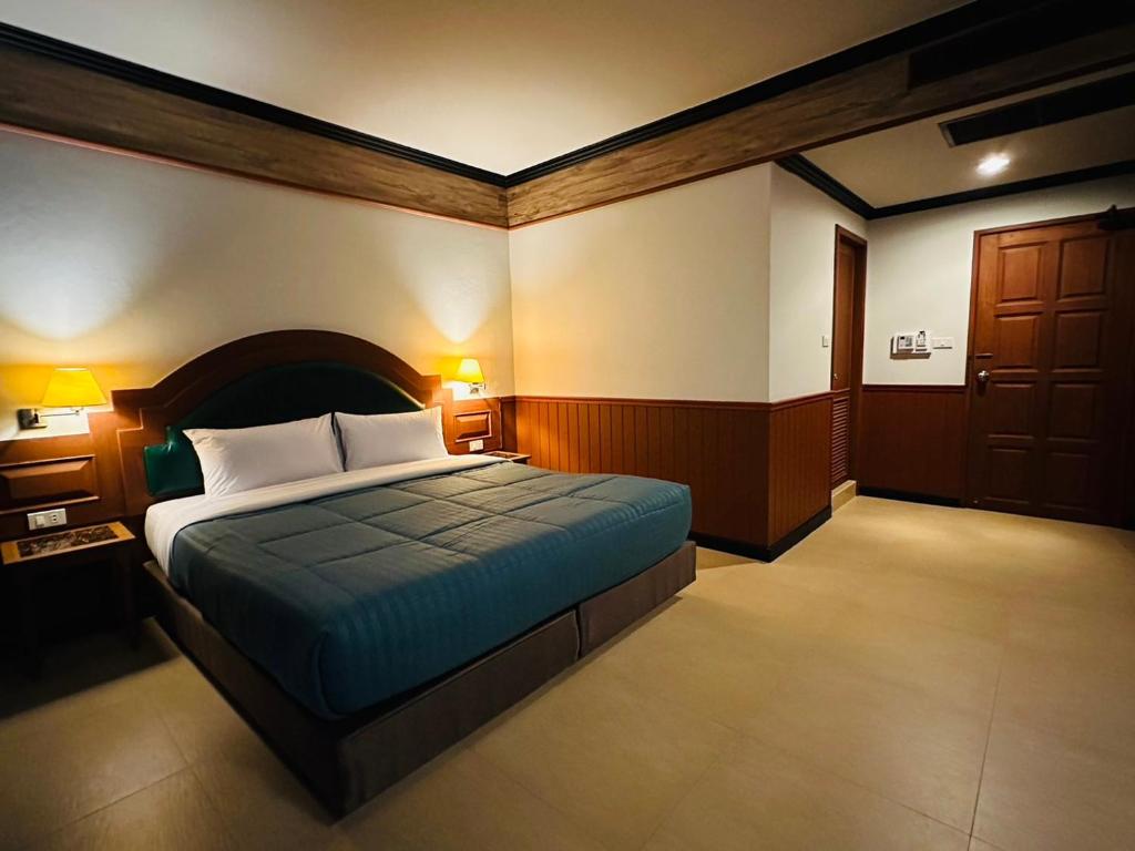 ein Schlafzimmer mit einem großen Bett in einem Zimmer in der Unterkunft Sawasdee Apartment Patong in Patong Beach