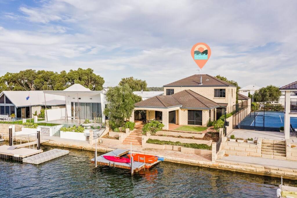 Luxury Waterfront Canal Estate With Private Jetty - Pet Friendly في بوسيلتون: منزل على الماء مع بالون الهواء الساخن