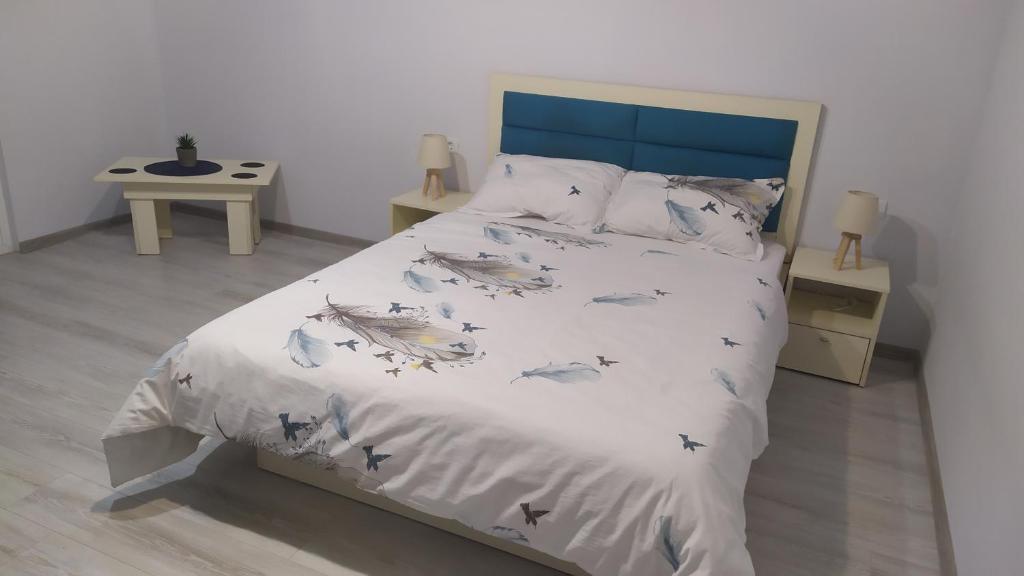 Un dormitorio con una cama con pescado. en Ami Studio en Constanza