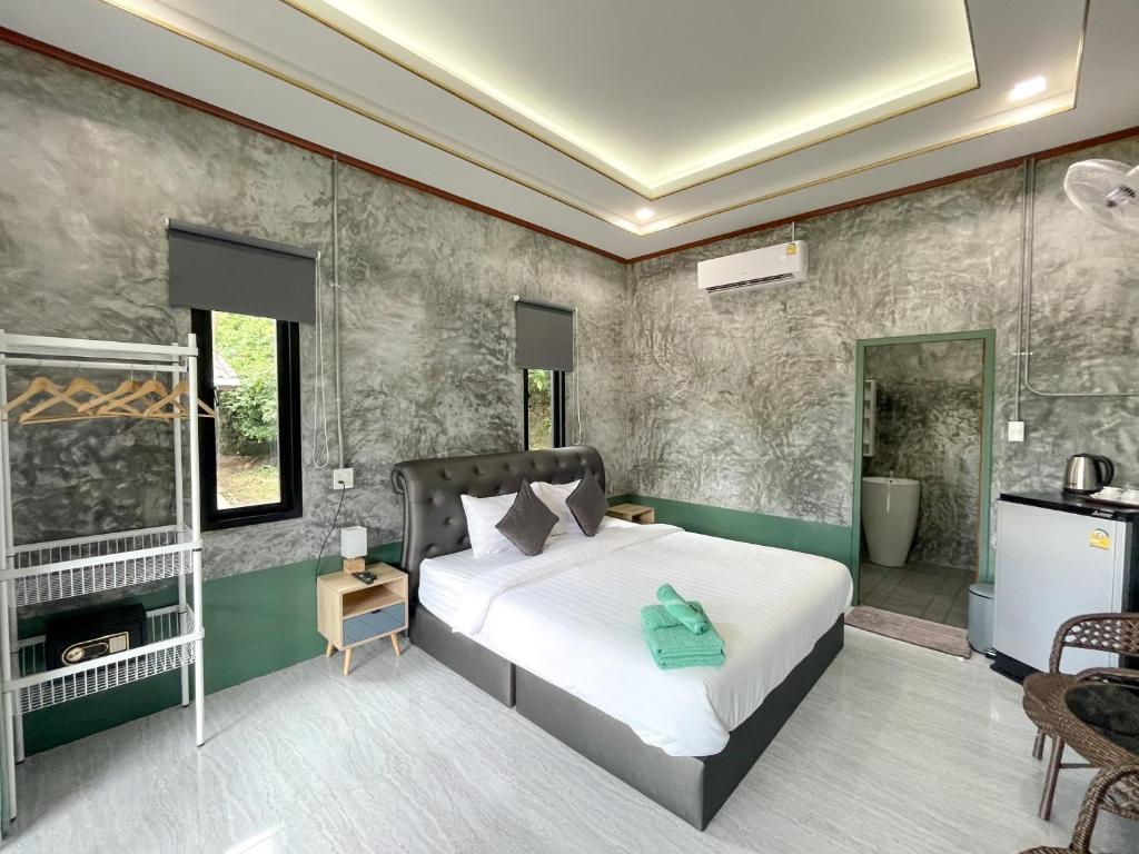 庫德島的住宿－達拉民宿，一间带大床的卧室和一间浴室