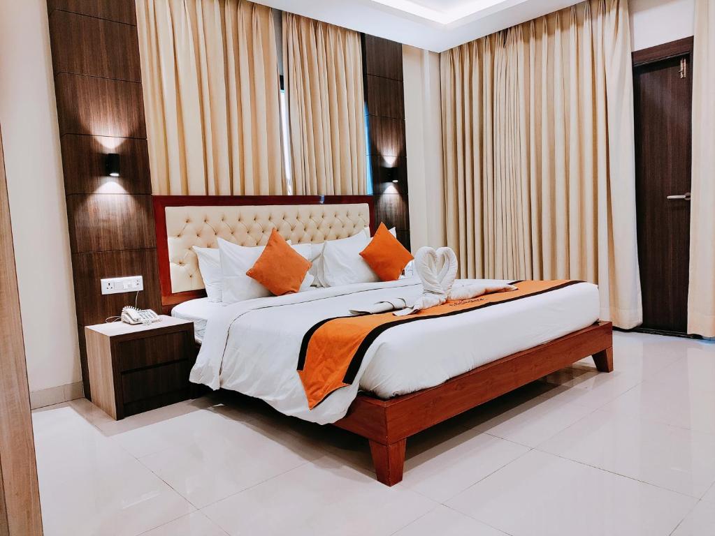 Postel nebo postele na pokoji v ubytování Sambhabana Hotel & Suites