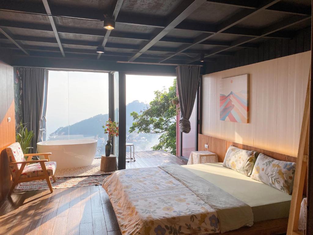 - une chambre avec un lit, une baignoire et une fenêtre dans l'établissement Lego Homestay Tam Đảo Venuestay, à Vĩnh Phúc