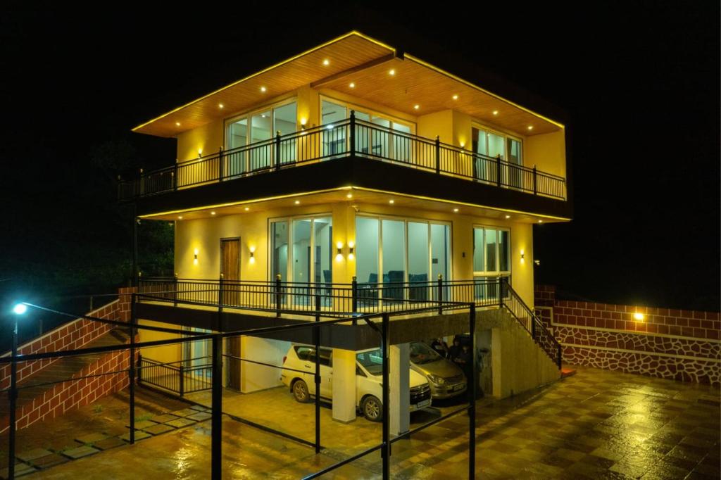 een huis waar 's nachts een auto voor geparkeerd staat bij Colorbar Villa in Mahabaleshwar