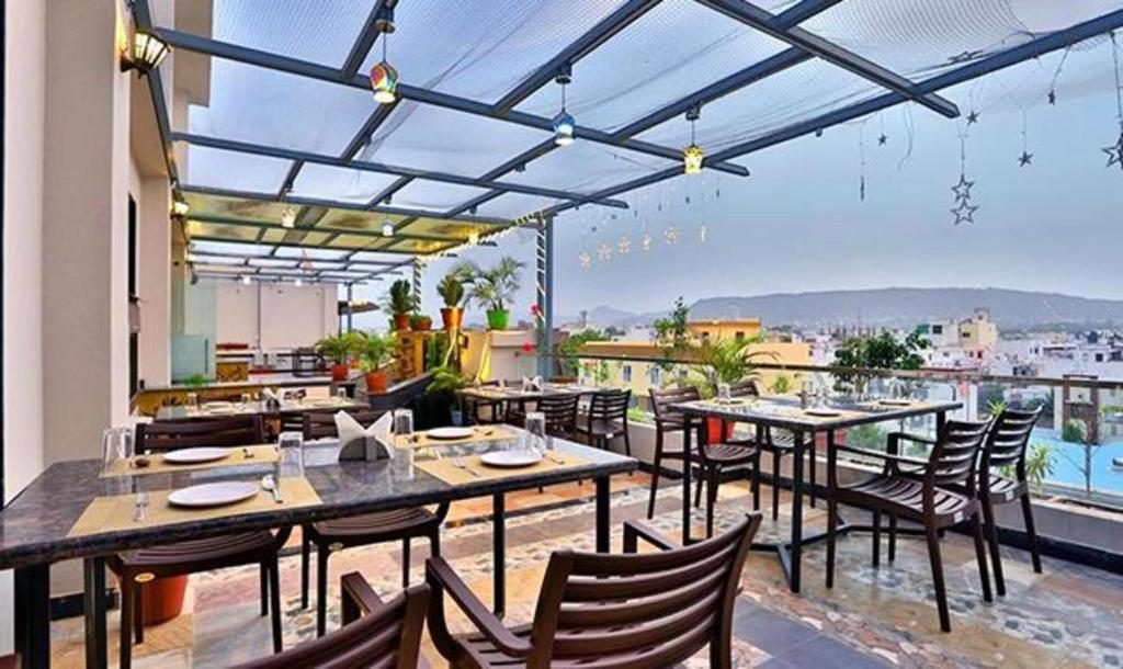 La alberca dentro o cerca de FabHotel Prime Shree Dev Prime