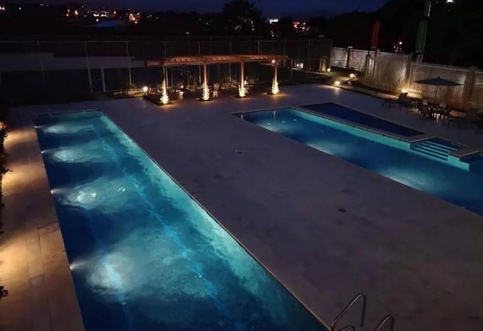 una piscina vacía por la noche con luces en Valley Views -Cozy and Matchless Views of San Jose, en San Pablo