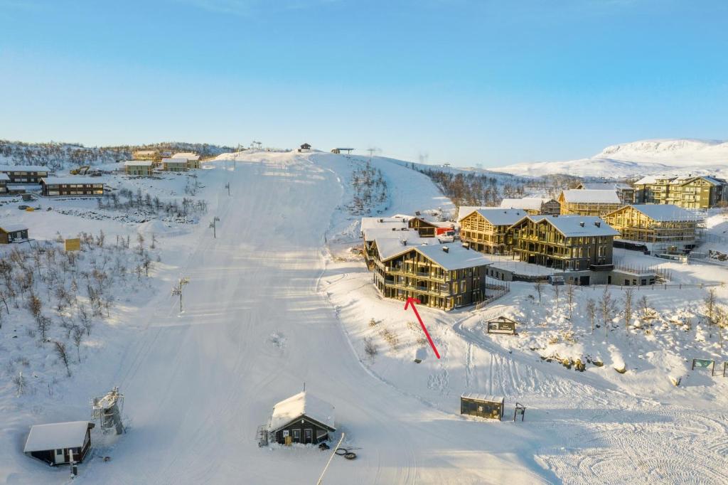 uma vista aérea de uma estância de esqui na neve em Kikut Alpine Lodge 9103 em Geilo
