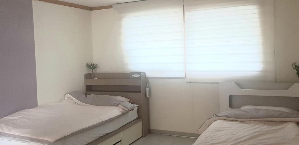 1 dormitorio con 2 literas y ventana en Yire House, en Seúl