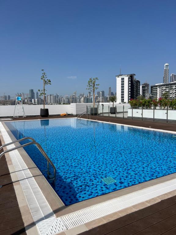 Bazén v ubytování RAMADAN OFFER Luxe stay 12 mins from The Dubai mall nebo v jeho okolí