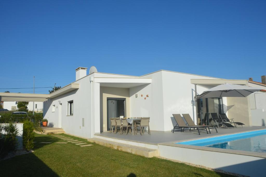 Casa blanca con piscina y patio en Casa Alegria Nadadouro, en Nadadouro