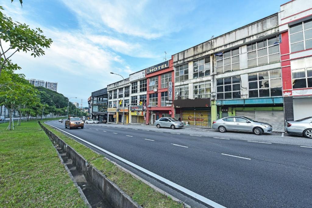 una strada con auto parcheggiate sul lato di una strada di OYO 90892 L&E Hotel a Seremban