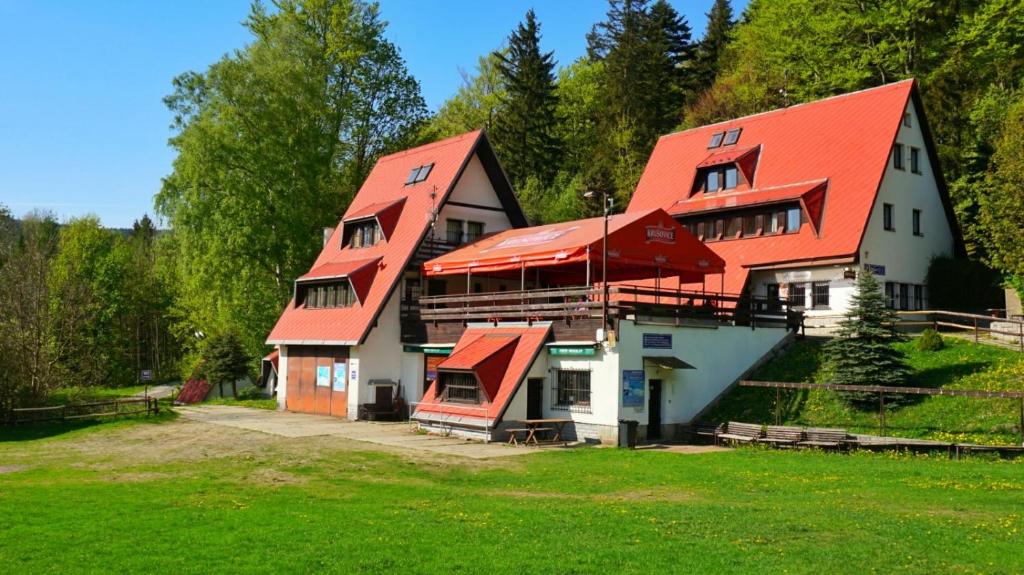 una casa grande con techo rojo en Chata Miroslav en Lipova Lazne