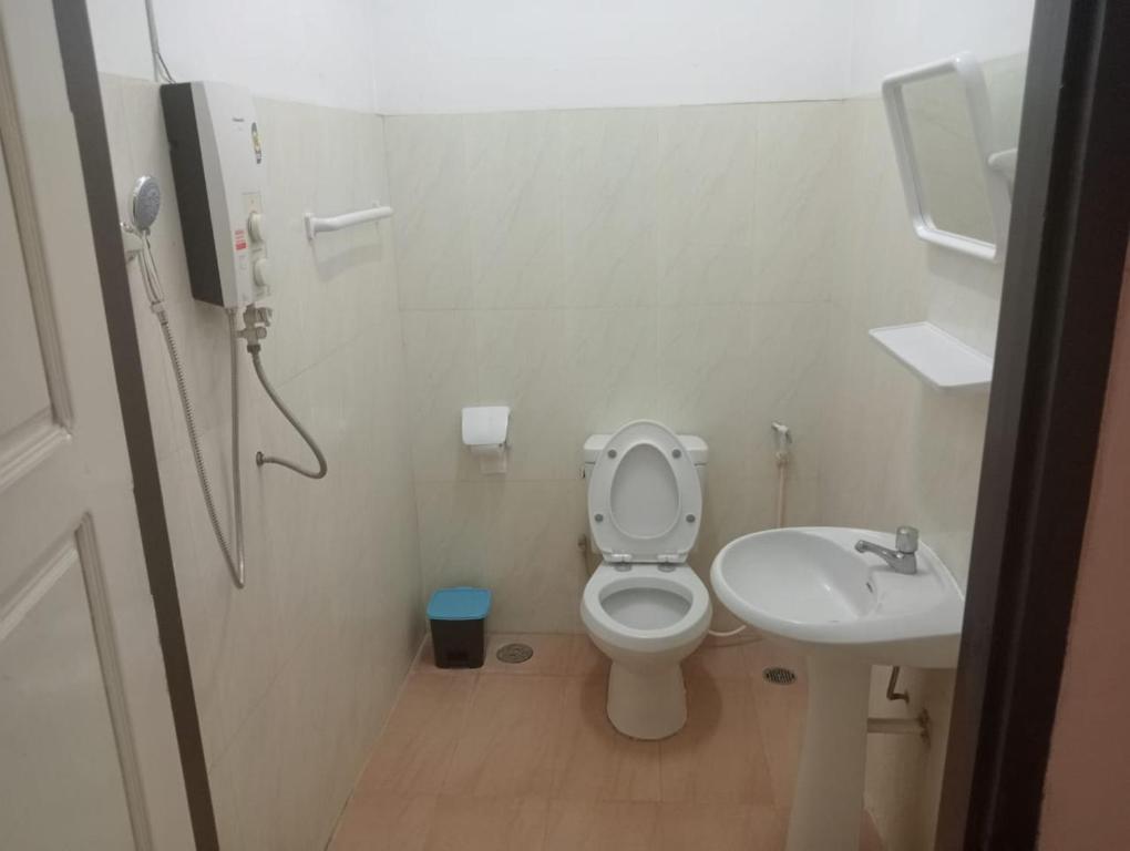 a bathroom with a toilet and a sink at Bolaven trail guesthouse in Pakse