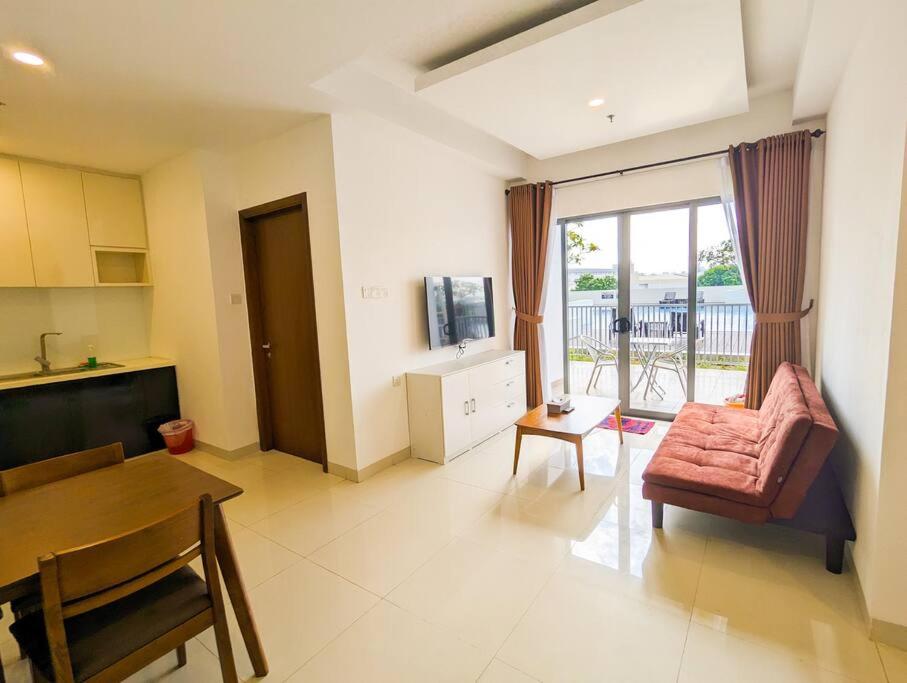 - un salon avec une table et une chaise dans l'établissement Lovina 5-03 at Harbour Bay Residence(Ferry Terminal), à Batu Ampar