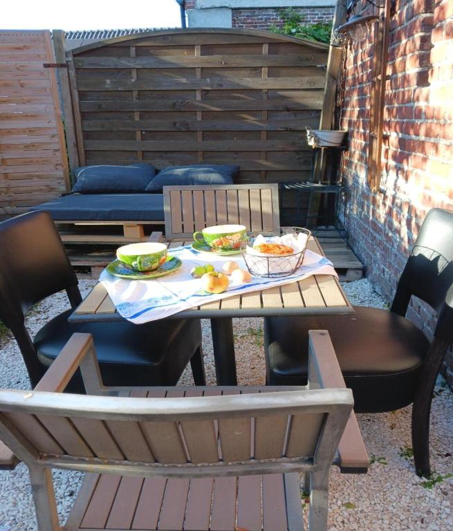 - une table de pique-nique avec deux assiettes de nourriture dans l'établissement La Grangette d'Antan, à Fenain