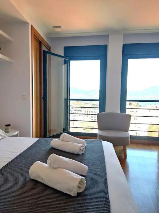 een hotelkamer met 2 handdoeken op een bed bij Loft By Vialia in Vigo