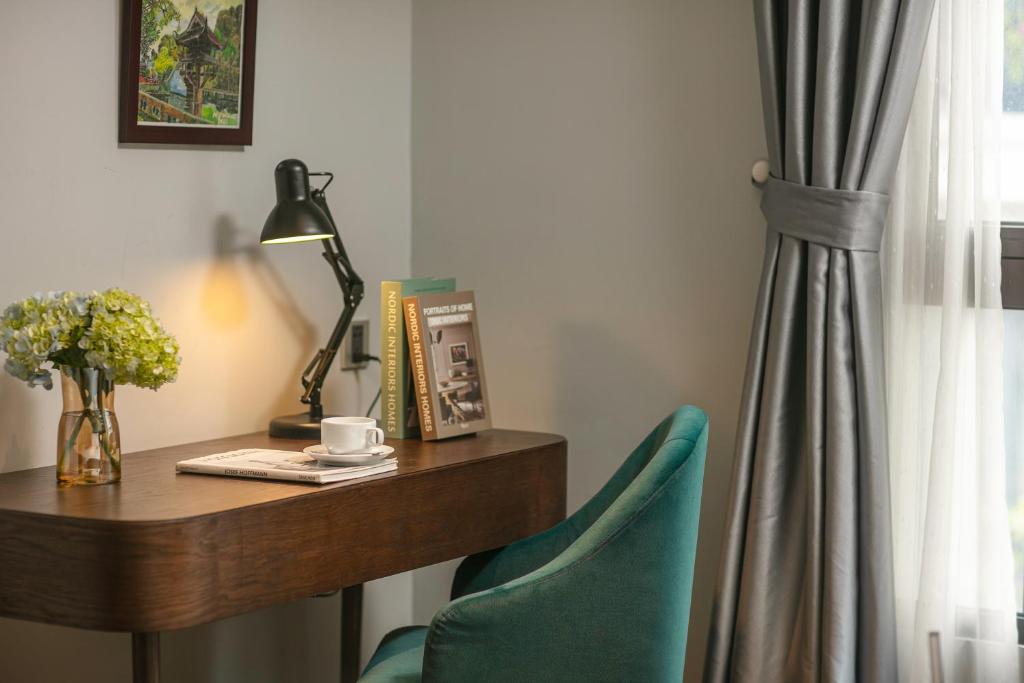 MAY DE VILLE Lakeside Hotel - 10