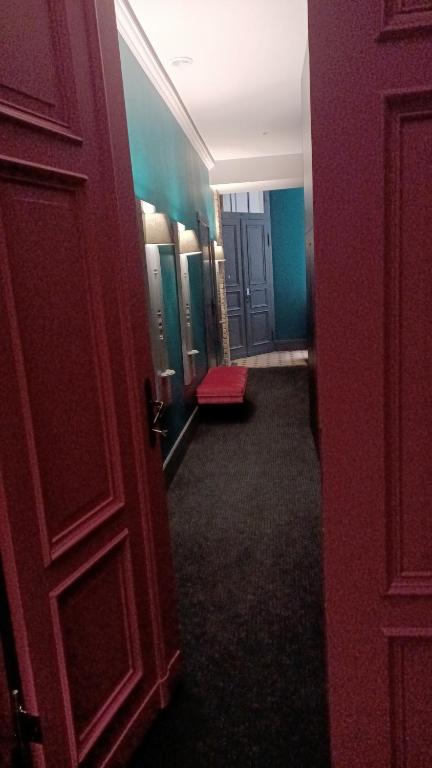 an open door to a room with blue walls at apartament centrum-rynek Gorzów in Gorzów Wielkopolski