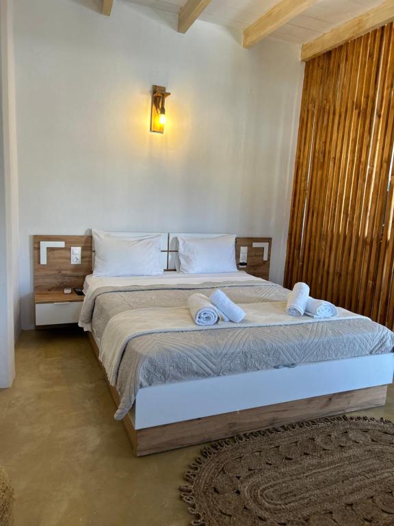 - une chambre avec un grand lit et des serviettes dans l'établissement Sonia`s luxury apartment with jacuzzi, à Kamilárion