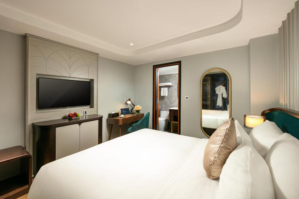 MAY DE VILLE Lakeside Hotel - 3