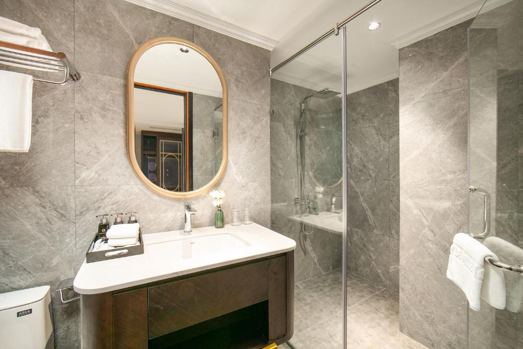 MAY DE VILLE Lakeside Hotel - 5