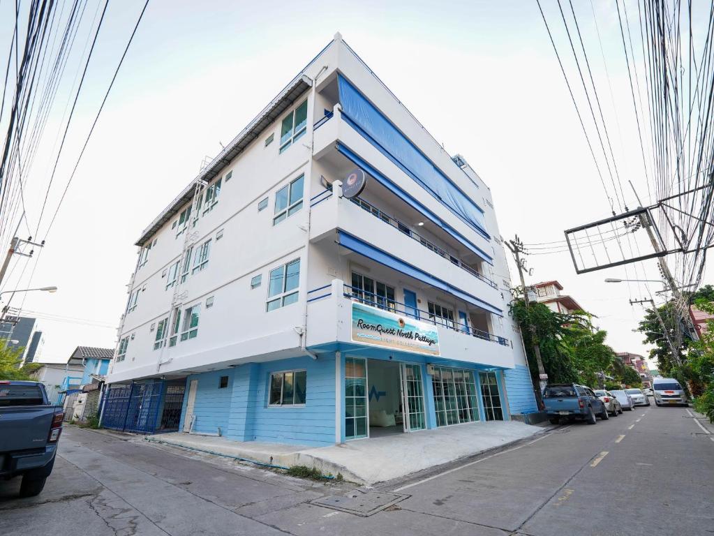 um edifício azul e branco na esquina de uma rua em RoomQuest North Pattaya Light Collection em North Pattaya