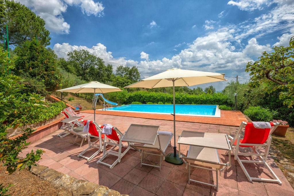 un patio avec chaises et parasols à côté d'une piscine dans l'établissement Tuscany Tuscany Villa And Apartment with Private Pool & Tennis, à Case Malva