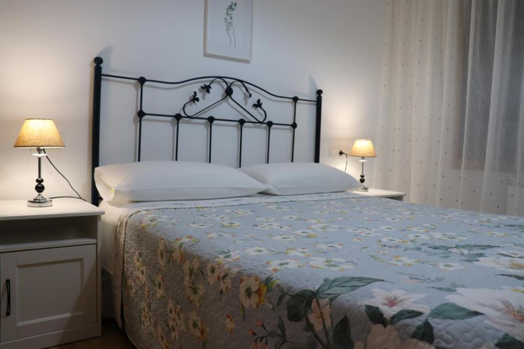 1 dormitorio con 1 cama grande y 2 lámparas en Apartamento Alfa, en Monforte de Lemos