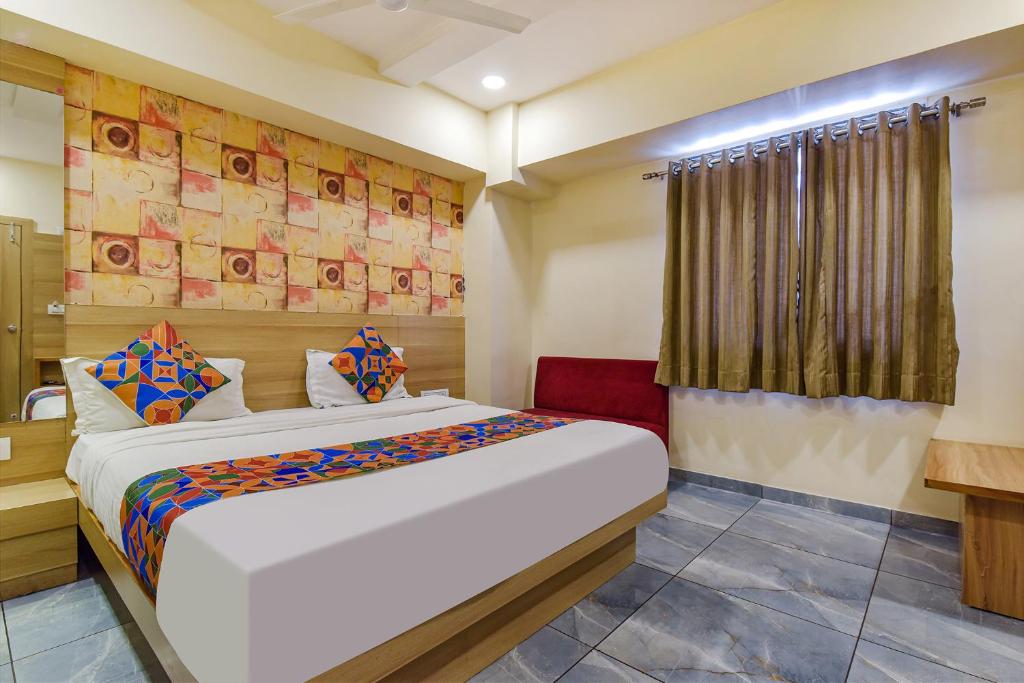 um quarto com uma cama grande num quarto em FabHotel Vishala em Ahmedabad