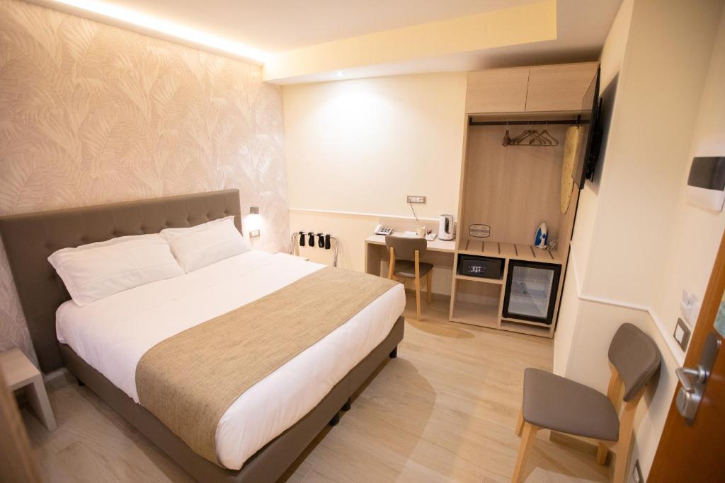 a hotel room with a bed and a small kitchen at Hotel Maximus in Rome