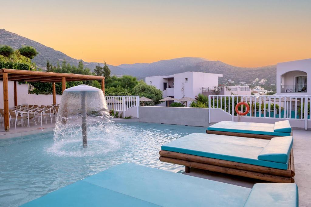 een zwembad met een fontein in een villa bij Eurohotel Katrin Hotel & Bungalows in Stalida