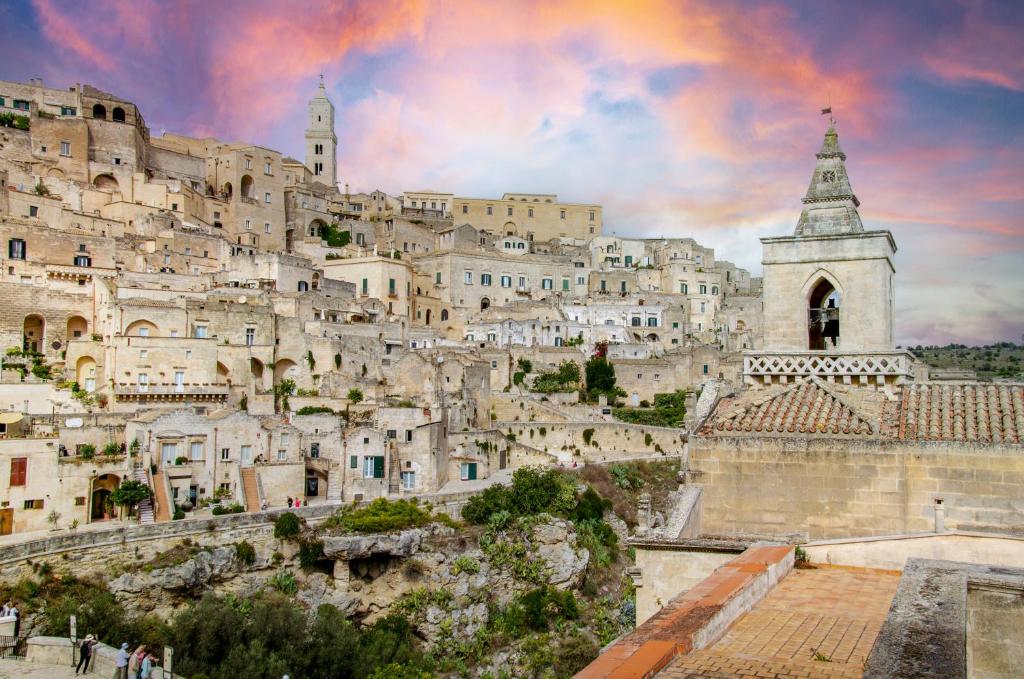 einen Blick auf die Altstadt von Jerusalem mit Regenbogen in der Unterkunft La Corte Dei Pastori Luxury in Matera