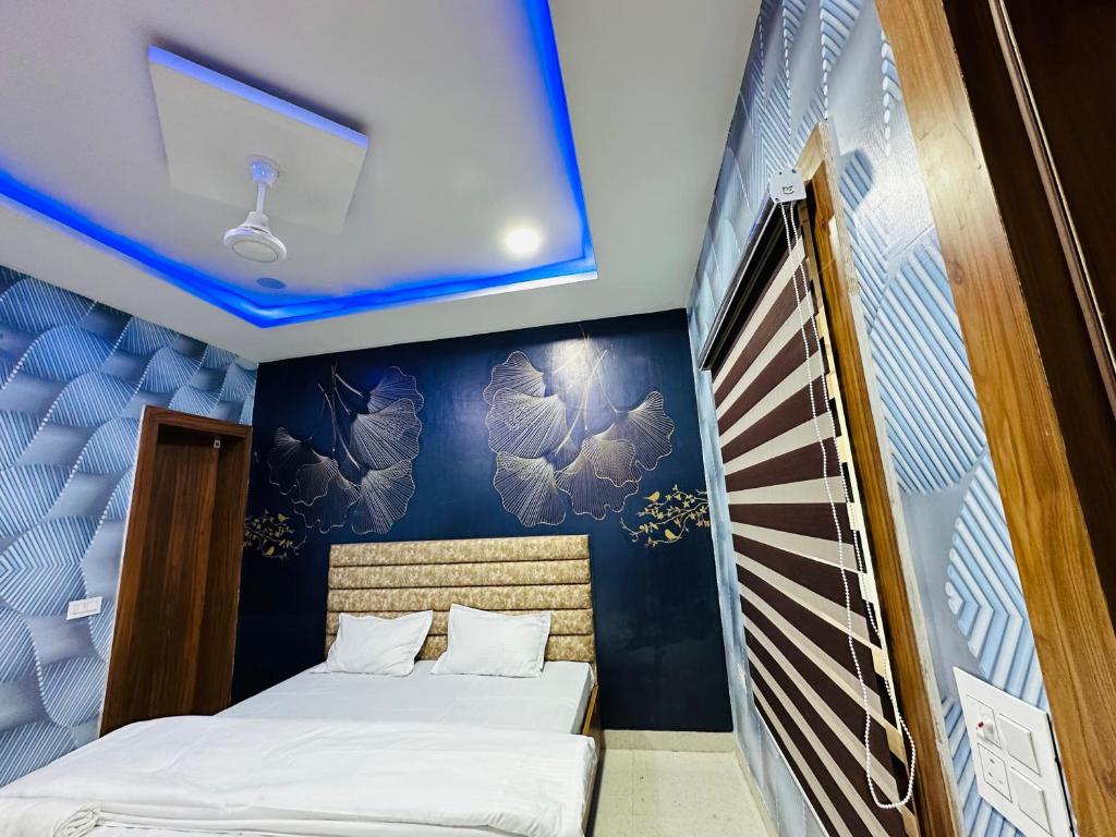 2 camas en una habitación con techos azules en HOTEL THE PUNJAB KING -- MODERN DHABA, BAR, SUITE ROOMS -- Special for Families, Couples, Corporate, Group Travelers, en Phagwāra