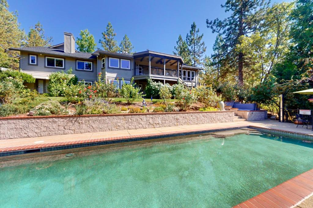 una casa con piscina frente a una casa en Robinhood Casita en Grass Valley