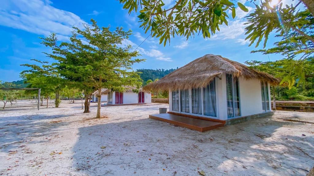 a small hut with a thatched roof at Viovio Beach & Resort in Sinyantung