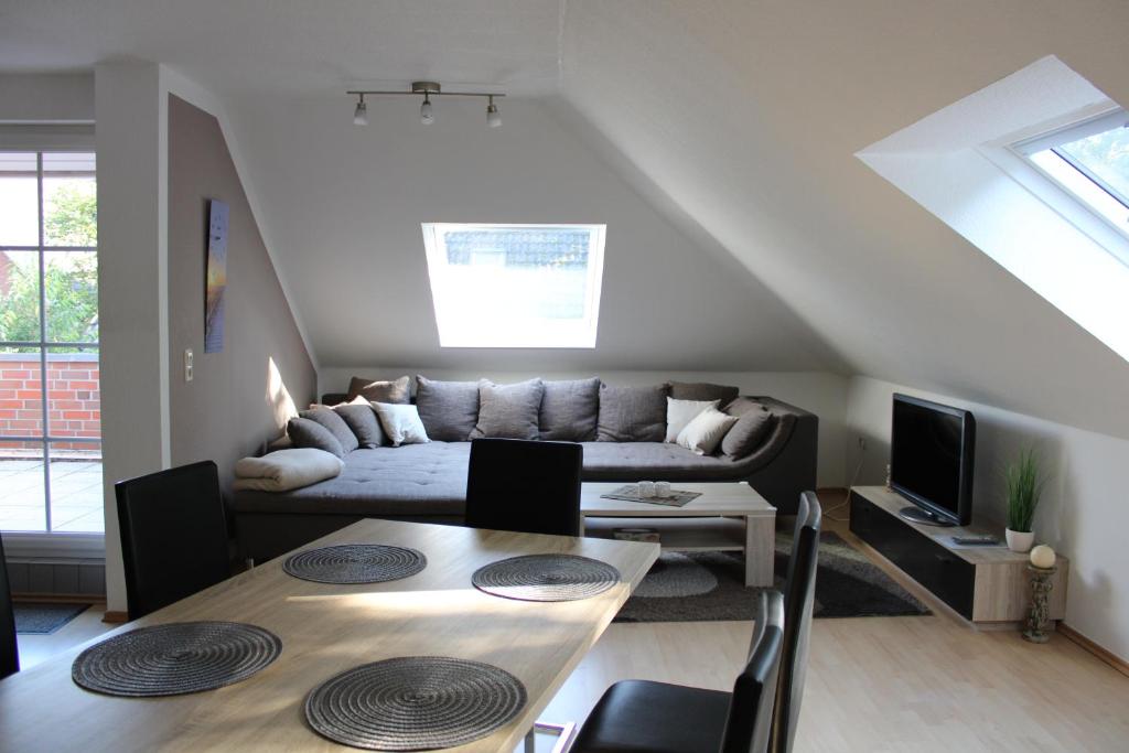 uma sala de estar com um sofá e uma mesa em Ferienwohnung unter den Eichen em Schwanewede