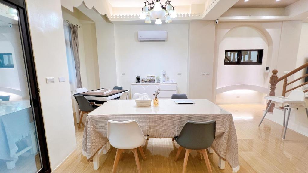 een eetkamer met een witte tafel en stoelen bij 春日SpringDay花蓮包棟民宿 in Hualien