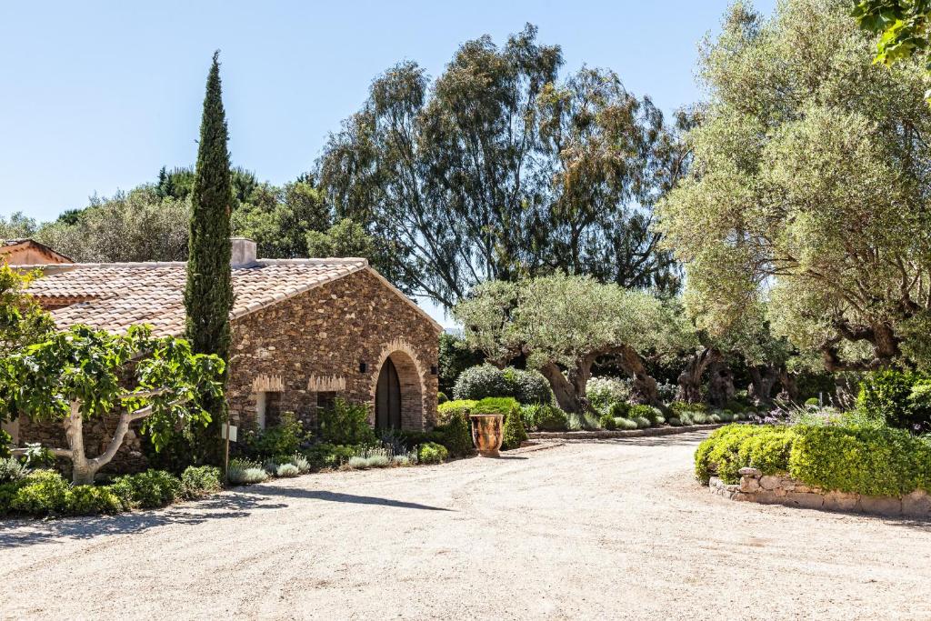 a house with a gravel driveway in front of a yard at Domaine Les Mésanges in Saint-Tropez