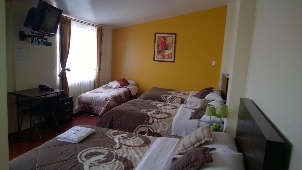 Postel nebo postele na pokoji v ubytování Hostal El Roble