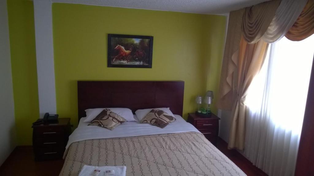 Postel nebo postele na pokoji v ubytování Hostal El Roble