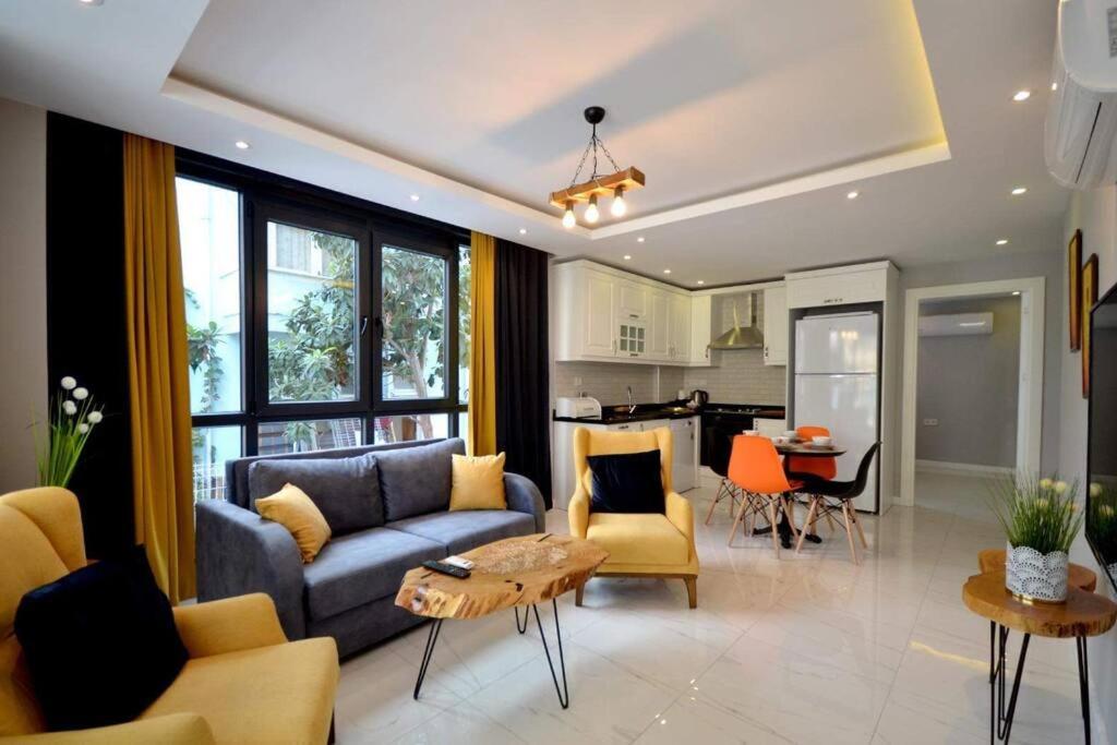 una sala de estar con un sofá y una mesa en City 2, en Alanya