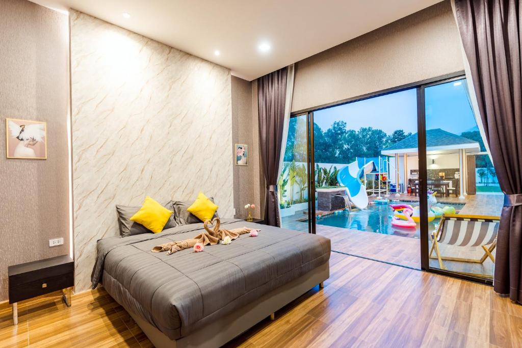 Postel nebo postele na pokoji v ubytování PP POOL VILLA @ CHA-AM (ทรัพย์เพิ่มพูนพูลวิลล่า)
