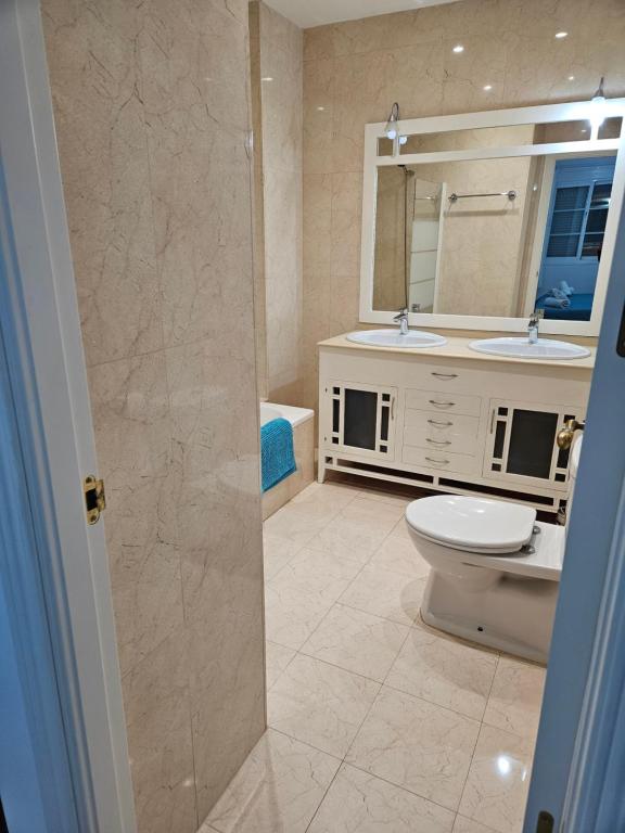 Koupelna v ubytování Duquesa Regents apt, large balcony with spectacular sea views close to port and beach
