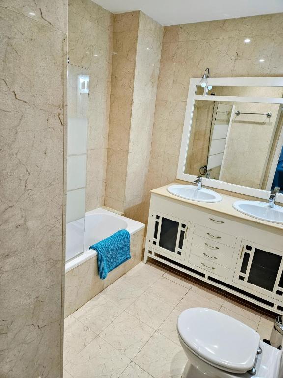 Koupelna v ubytování Duquesa Regents apt, large balcony with spectacular sea views close to port and beach