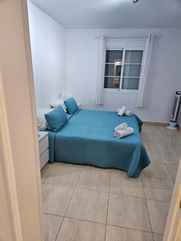 Postel nebo postele na pokoji v ubytování Duquesa Regents apt, large balcony with spectacular sea views close to port and beach