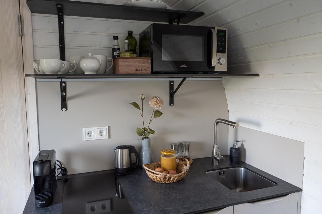Kuchyň nebo kuchyňský kout v ubytování Glamping Skrytín