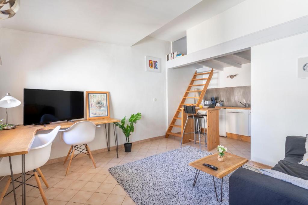 un salon avec un canapé et une salle à manger dans l'établissement Studio cosy place de la mairie, à Aix-en-Provence
