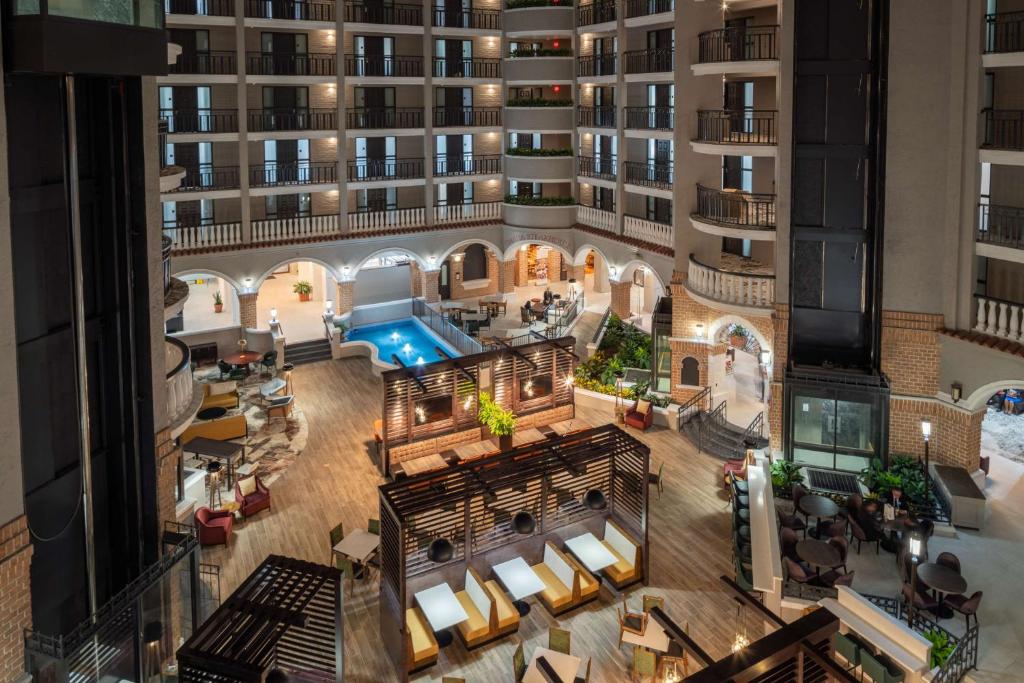 uma vista panorâmica de um edifício de apartamentos com piscina em Embassy Suites by Hilton Orlando North em Orlando